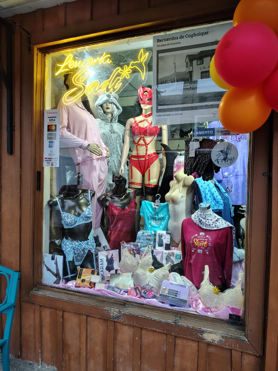 Vitrina de Lencería Sadi con prendas seleccionadas
