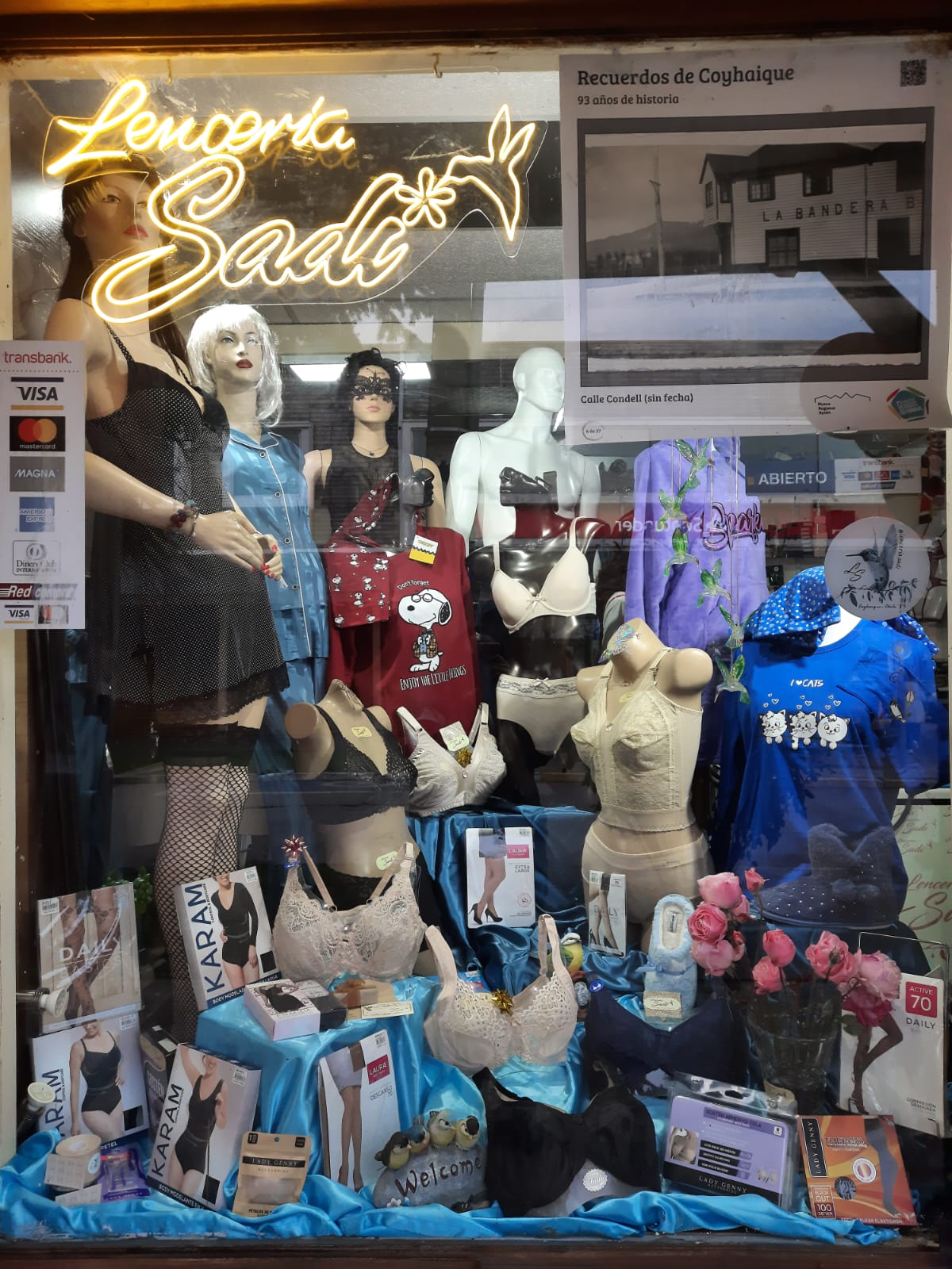 Vitrina de Lencería Sadi con prendas seleccionadas