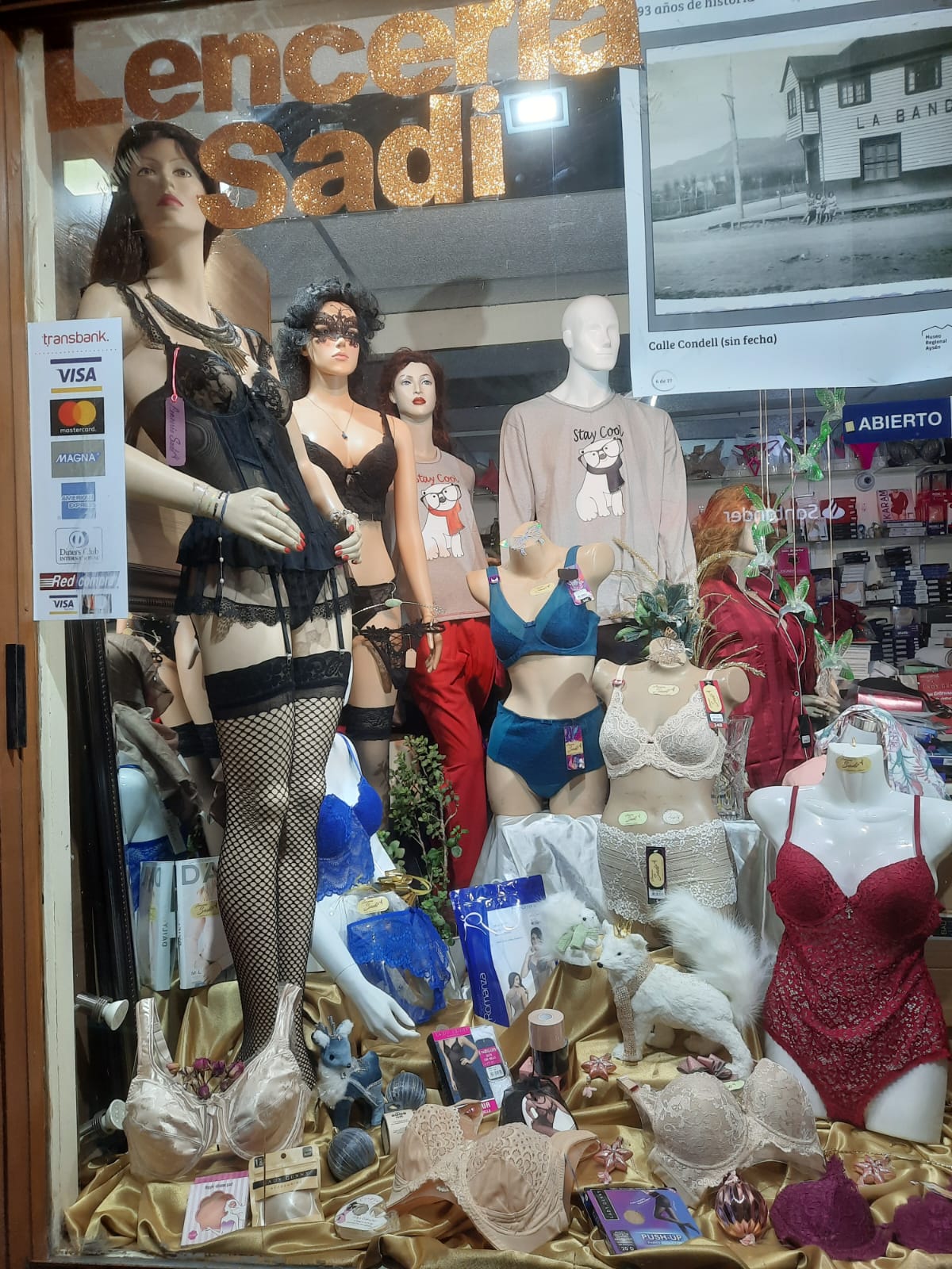 Vitrina de Lencería Sadi con prendas seleccionadas