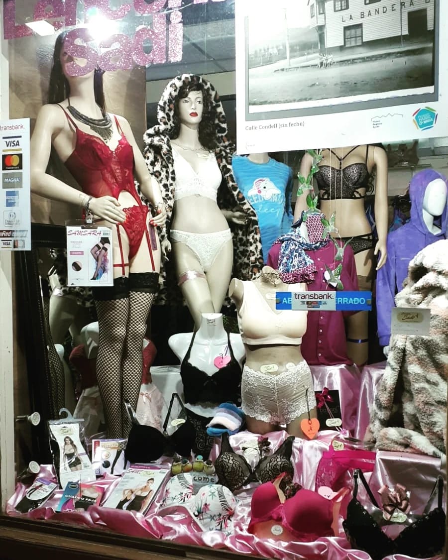 Vitrina de Lencería Sadi con prendas seleccionadas