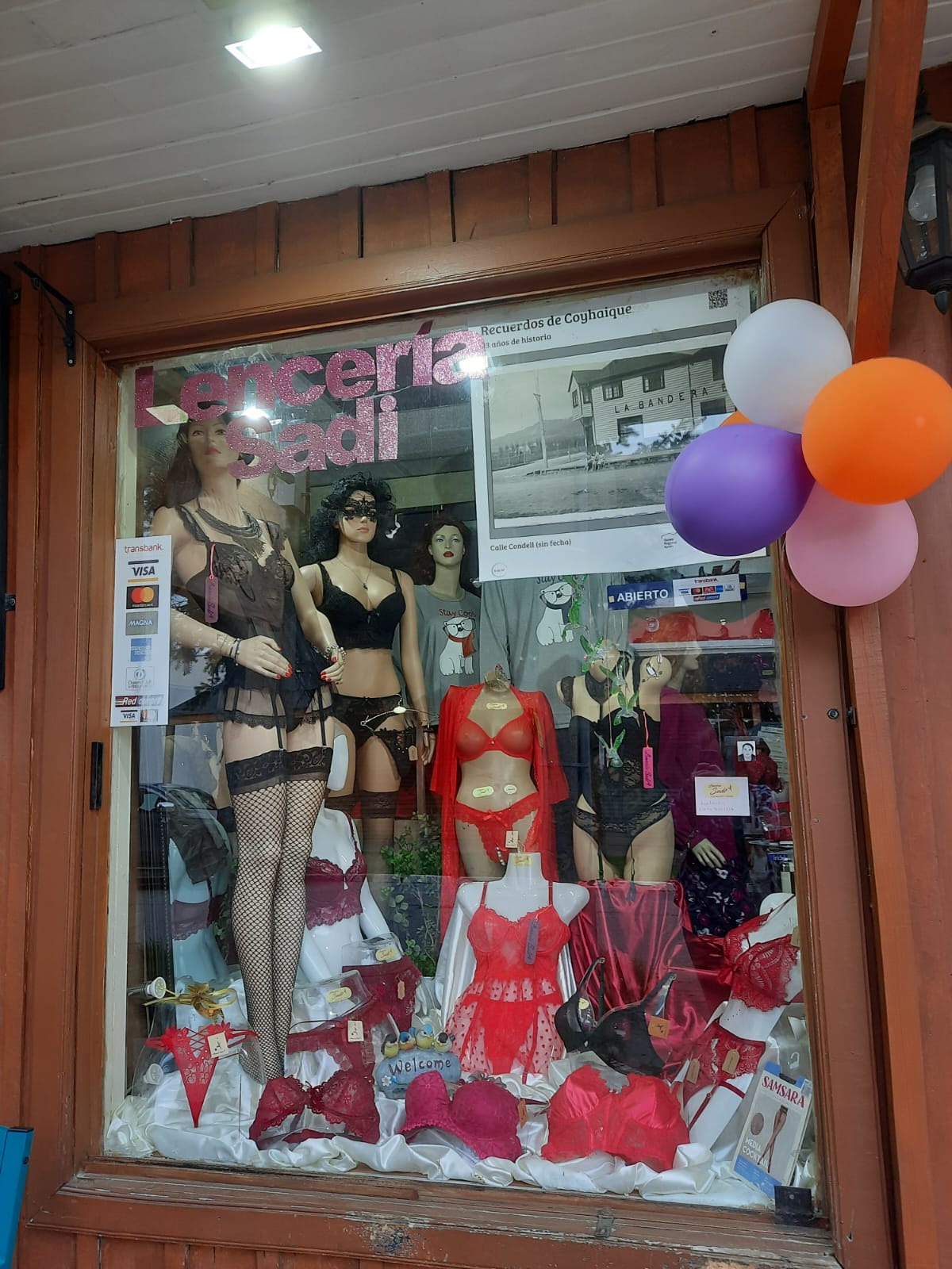 Vitrina de Lencería Sadi con prendas seleccionadas