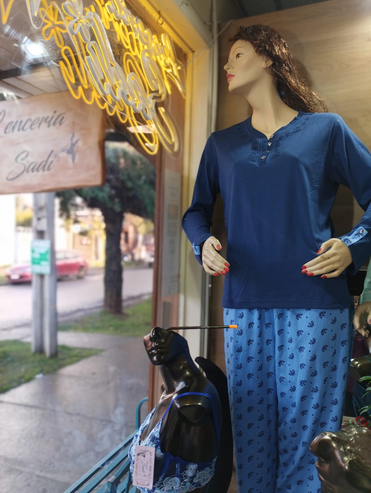 Exterior de la boutique con decoración